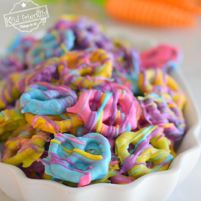 Easy and Colorful Spring Chocolate Covered Pretzel Bite Treats - The perfect salty sweet & yummy treat for Spring, Easter and Mother's Day! White chocolate covered pretzels that are so yummy and fun for the kids to help make and eat - www.kidfriendlythingstodo.com