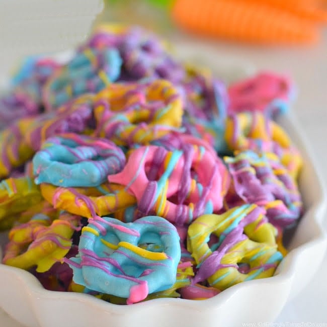 Read more about the article Easy and Colorful Spring Chocolate Covered Pretzel Bite Treats