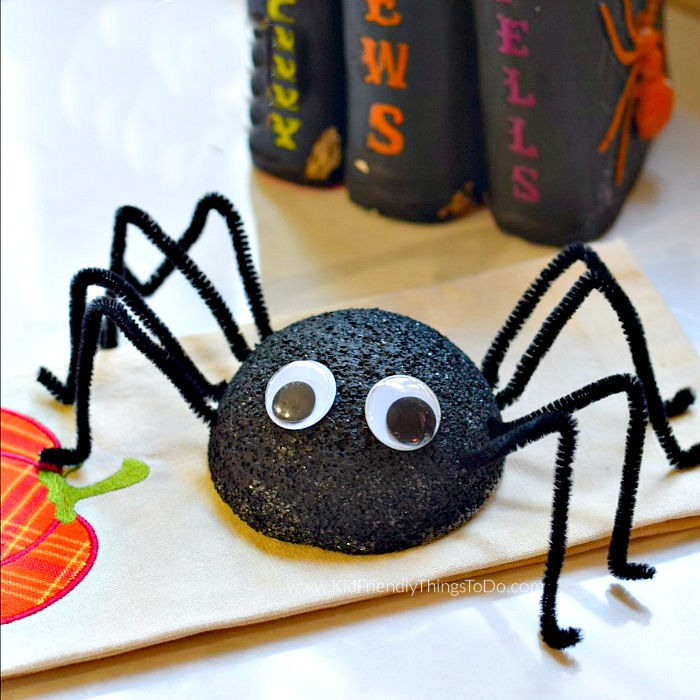 Easy to make spider craft for Halloween
