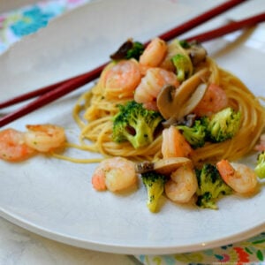 shrimp lo mein with spaghetti noodles