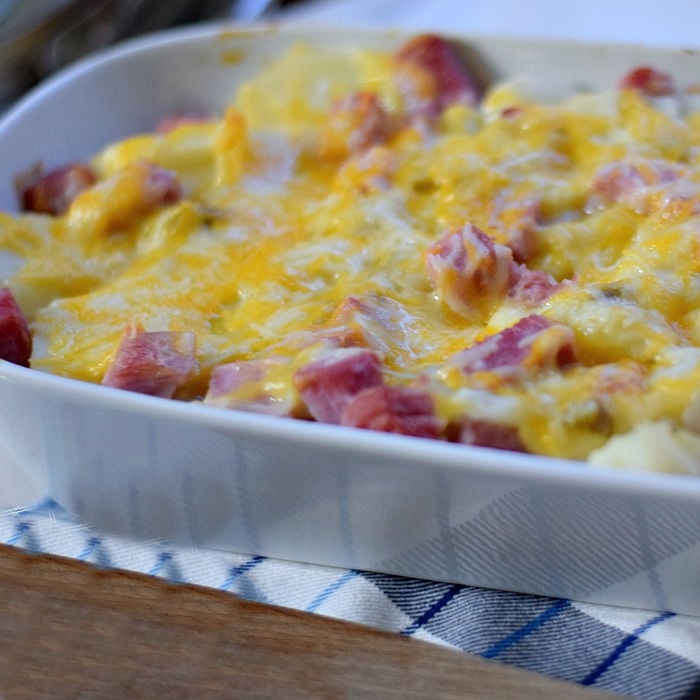 You are currently viewing Delicious Cheesy Scalloped Potatoes with Ham