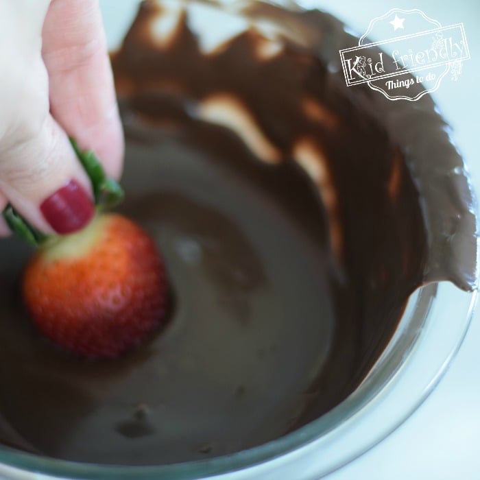 How to make easy and beautiful Chocolate Covered Strawberries 
