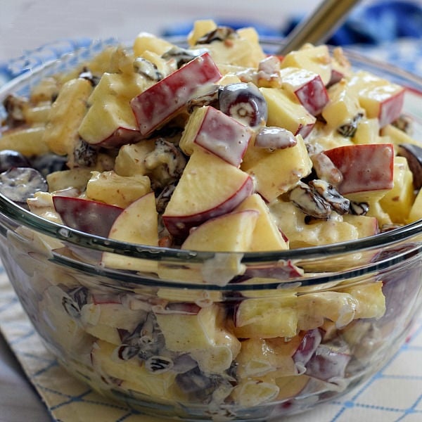 Read more about the article Old Fashioned Waldorf Salad {For a Crowd}