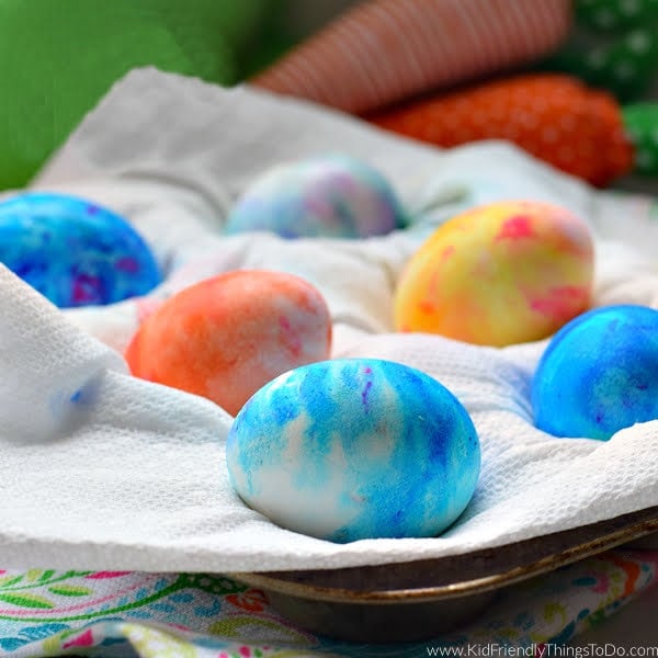 You are currently viewing How to Dye Eggs with Whipped Cream {Using Muffin Tins}