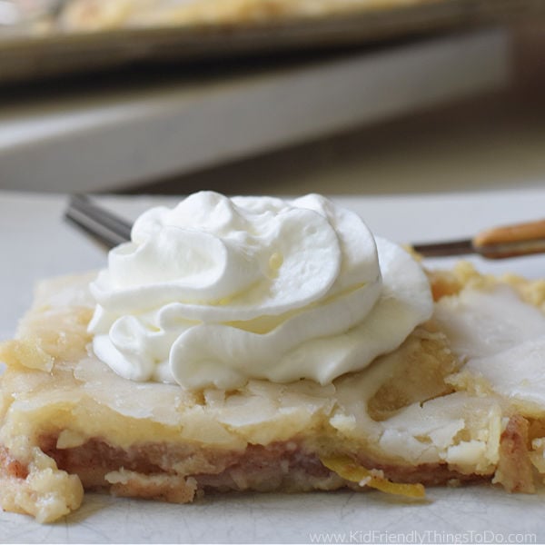 You are currently viewing Mom’s Apple Slab Pie Recipe {The very best!}
