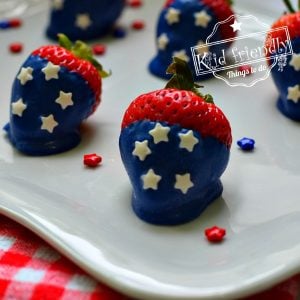 Patriotic Chocolate Covered Strawberries | Kid Friendly Things To Do
