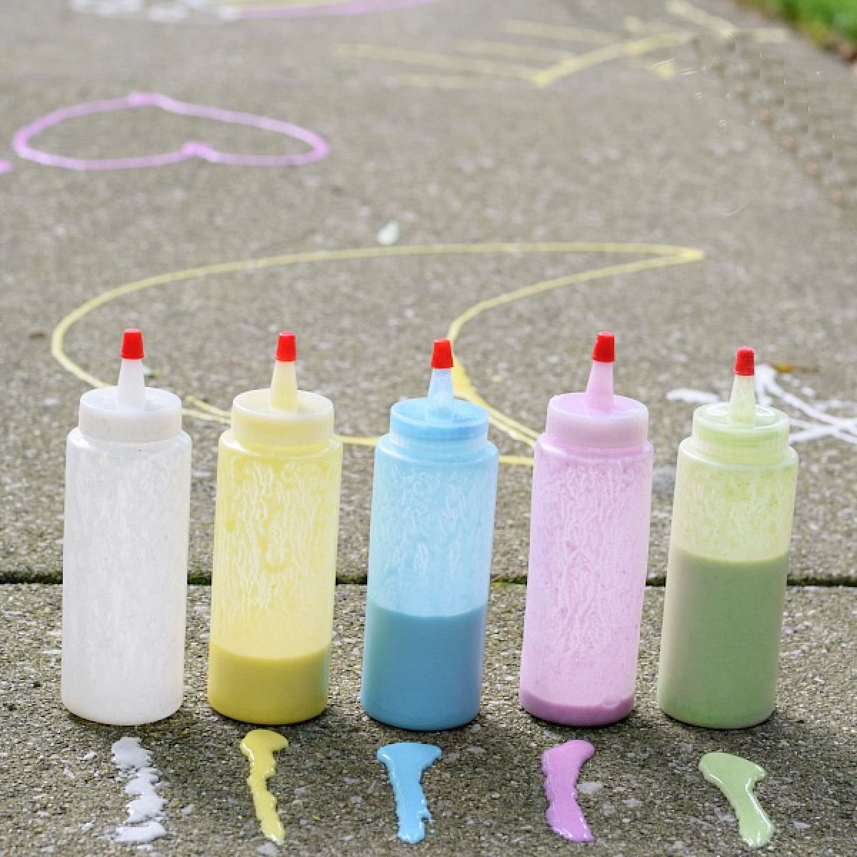 You are currently viewing How to  Make Puffy Sidewalk Chalk Paint in Squeeze Bottles {Easy & Fun}