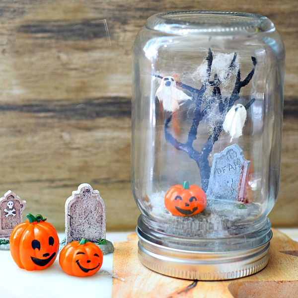 Mason Jar Halloween Scenes {An Easy Halloween Craft}