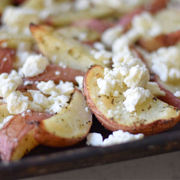 You are currently viewing Garlic Seasoned Potato Wedges with Feta Cheese