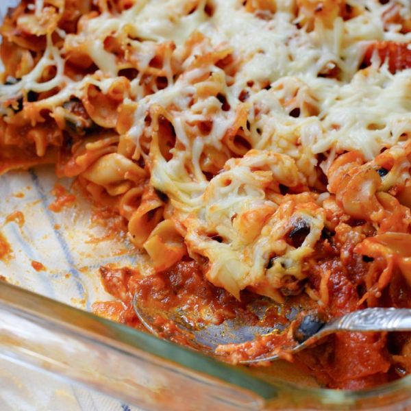 You are currently viewing Easy Pizza Casserole Recipe {A Great Make Ahead Recipe}