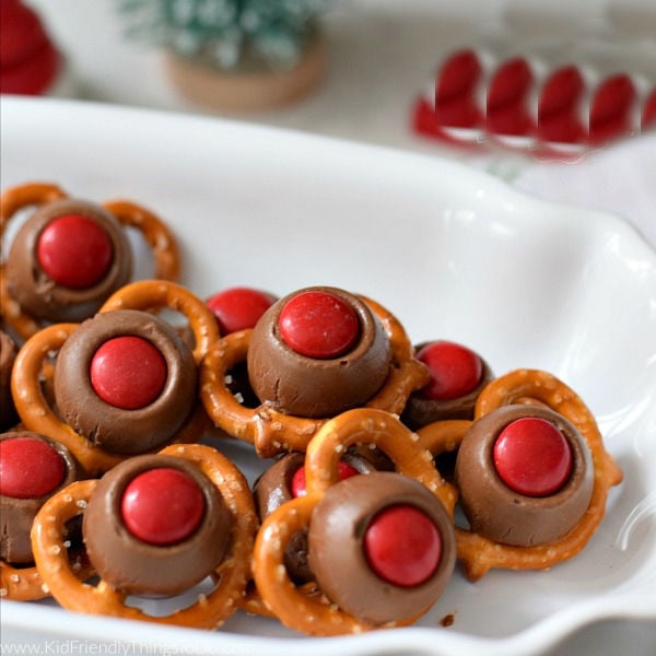 You are currently viewing Easy Rolo & Pretzel Rudolph Noses {Christmas Treats} | Kid Friendly Things To Do