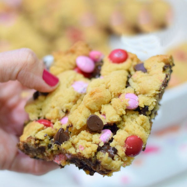 You are currently viewing Blonde Brownies with Chocolate Chips and M&Ms | Kid Friendly Things To Do
