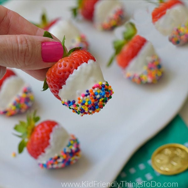 You are currently viewing Rainbow Chocolate Covered Strawberries {Rainbow Dessert} | Kid Friendly Things To Do