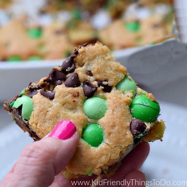Read more about the article Mint M&M Blonde Brownies with Chocolate Chips | Kid Friendly Things To Do