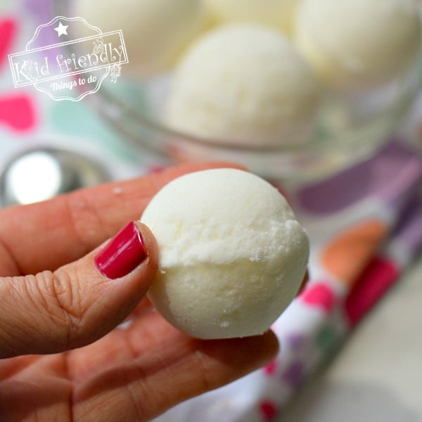 Make Your Own Homemade Bath Fizzies {A Fun Activity for Kids} Plus Video | Kid Friendly Things To Do