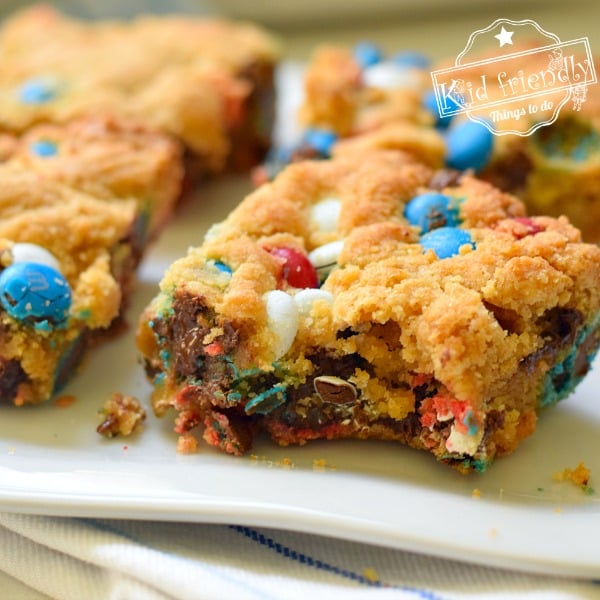 You are currently viewing Red, White & Blue Blondies (with M&M’s) | Kid Friendly Things To Do