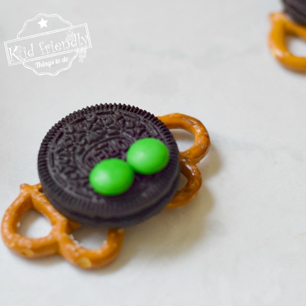 how to make Oreo Cookie Frogs