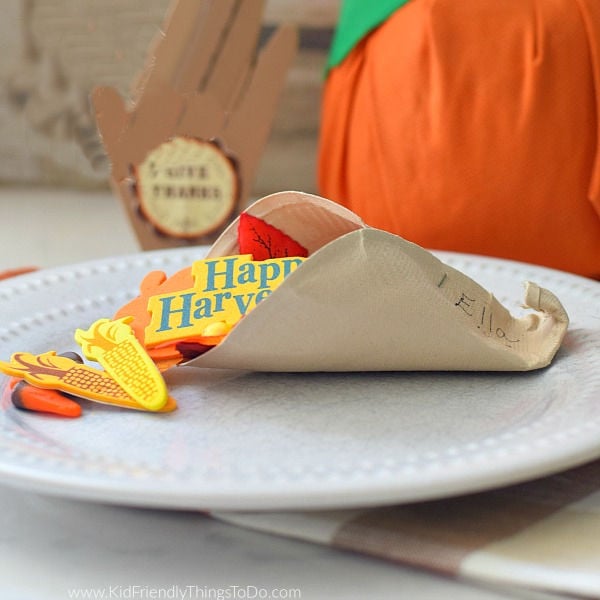 You are currently viewing A Paper Plate Cornucopia Craft {and Place Setting} | Kid Friendly Things To Do