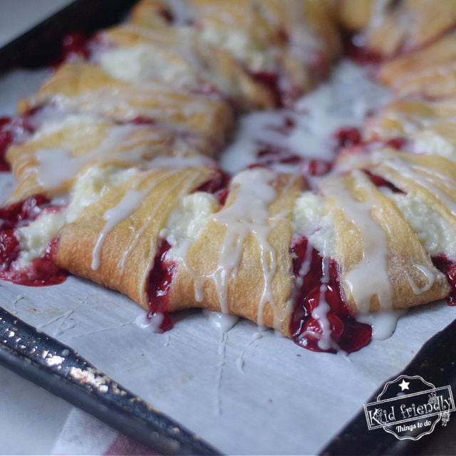 Cherry and Cream Cheese Crescent Roll Ring | Kid Friendly Things To Do