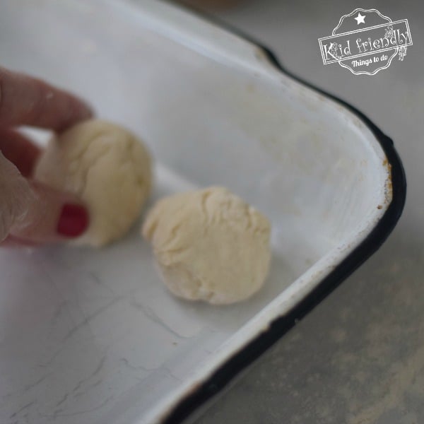 Making Amish dinner rolls