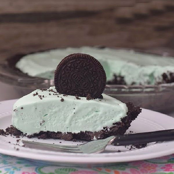 You are currently viewing Grasshopper Pie Recipe {with Oreo Cookie Crust}