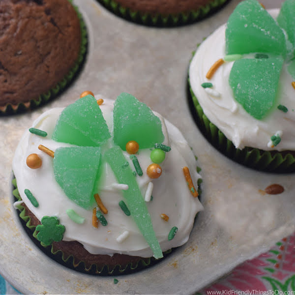 Read more about the article Shamrock Cupcake Idea {Mint Chocolate Cupcake}