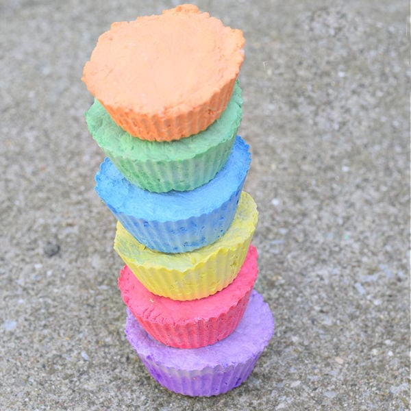 Read more about the article Homemade Sidewalk Chalk Recipe