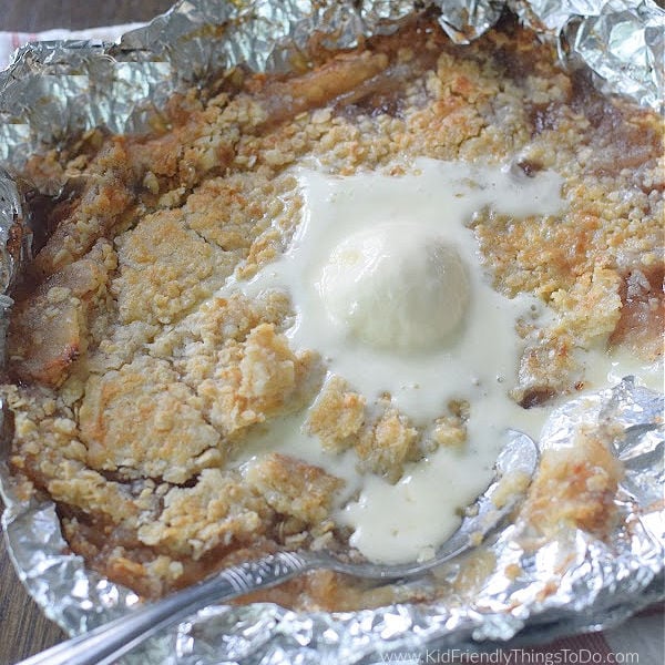 You are currently viewing Campfire Apple Crisp Recipe {So Easy!} | Kid Friendly Things To Do