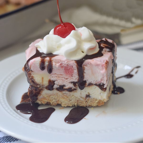 Read more about the article Banana Split Cake {No-Bake!} | Kid Friendly Things To Do