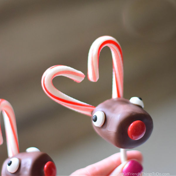 Read more about the article Reindeer Marshmallow Pops With Candy Cane Antlers