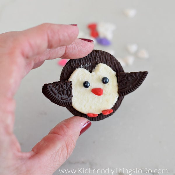Read more about the article Penguin Valentine Oreo Cookie {Easy to Make!} | Kid Friendly Things To Do