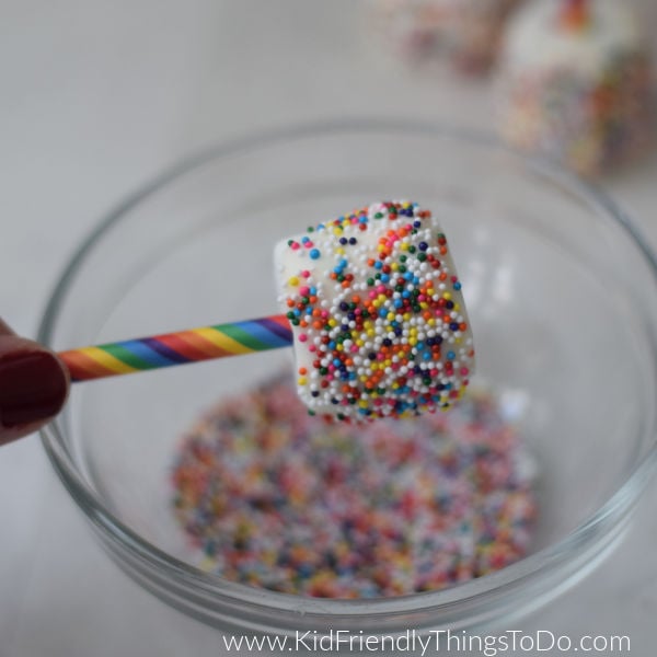 making rainbow marshmallow pops