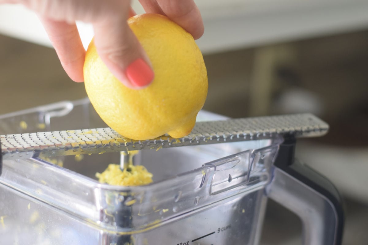 making frozen lemonade 