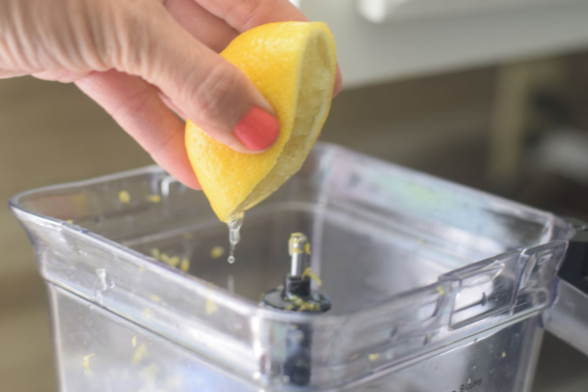 making frozen lemonade 