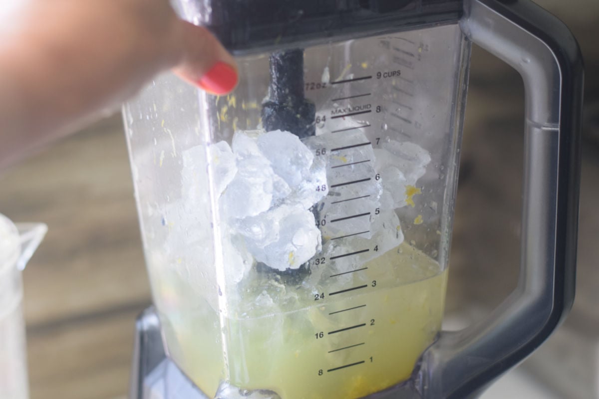 making frozen lemonade 