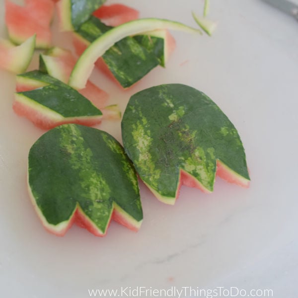 making a frog watermelon fruit bowl 