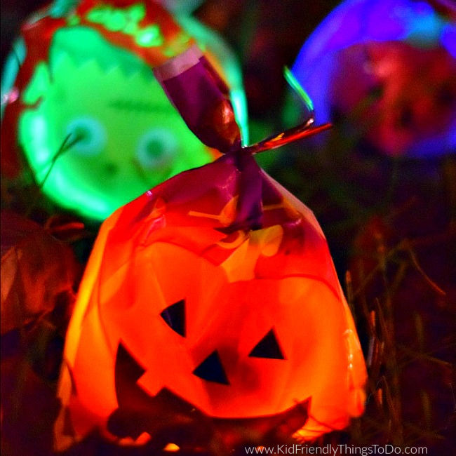 A Glow in the Dark Halloween Candy Hunt Idea for Kids {Outdoor Halloween Game}  | Kid Friendly Things To Do