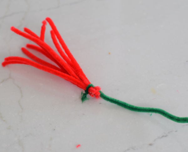 making pipe cleaner flower 