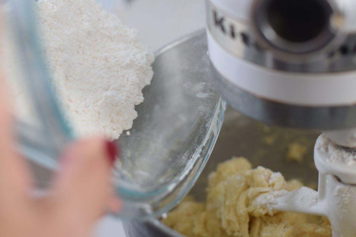 adding flour to wet ingredients sugar cookies 