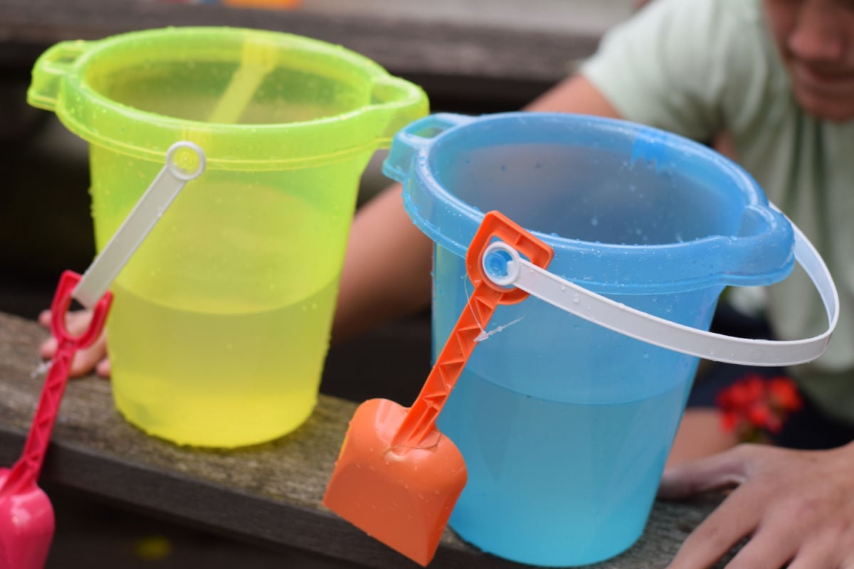 sponge game water in buckets 