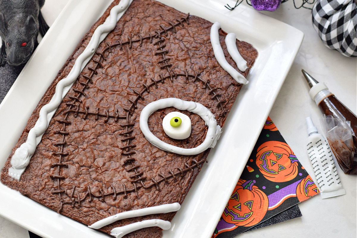 decorating Hocus Pocus brownies 