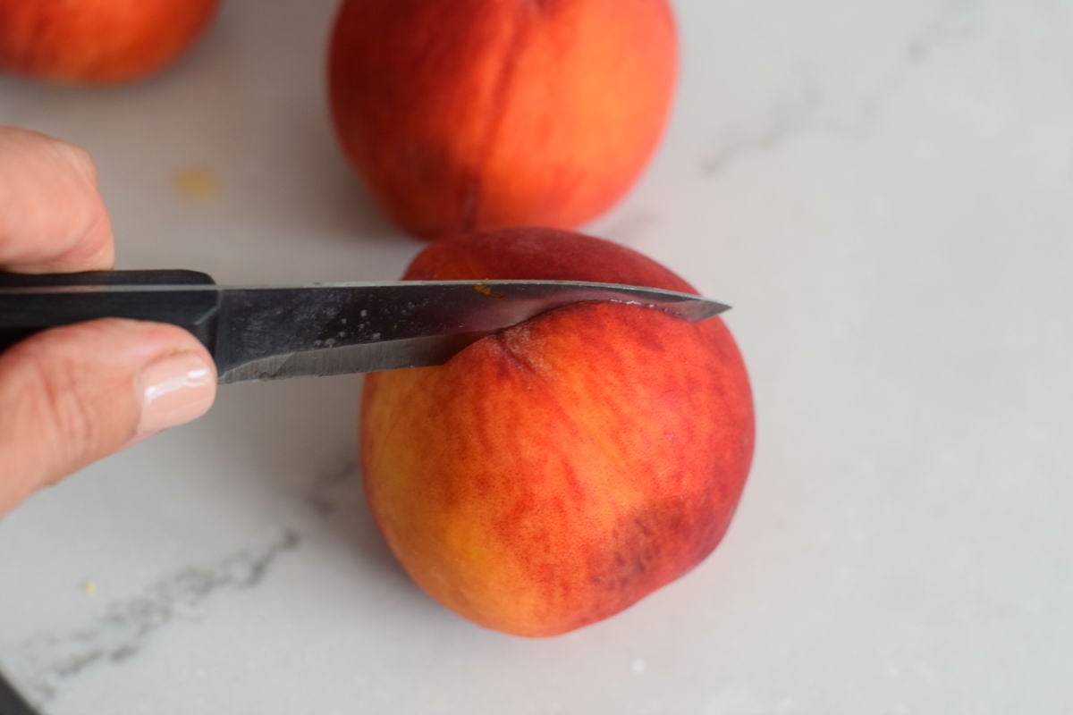 scoring fresh peaches 