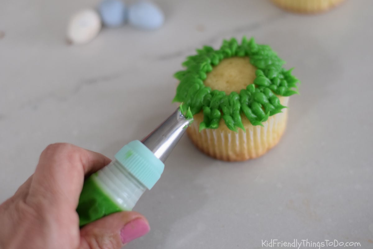 leaf tip making leaves on cupcake 