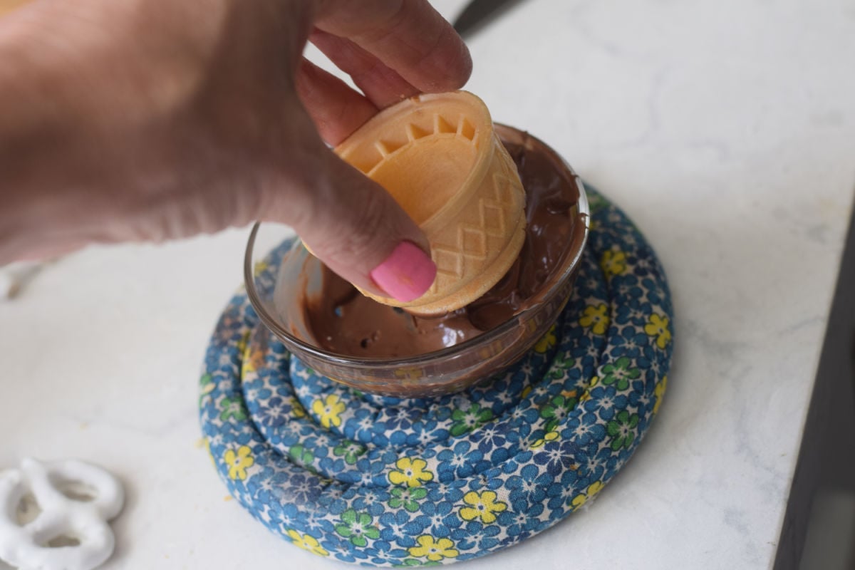 making ice cream cone teacup