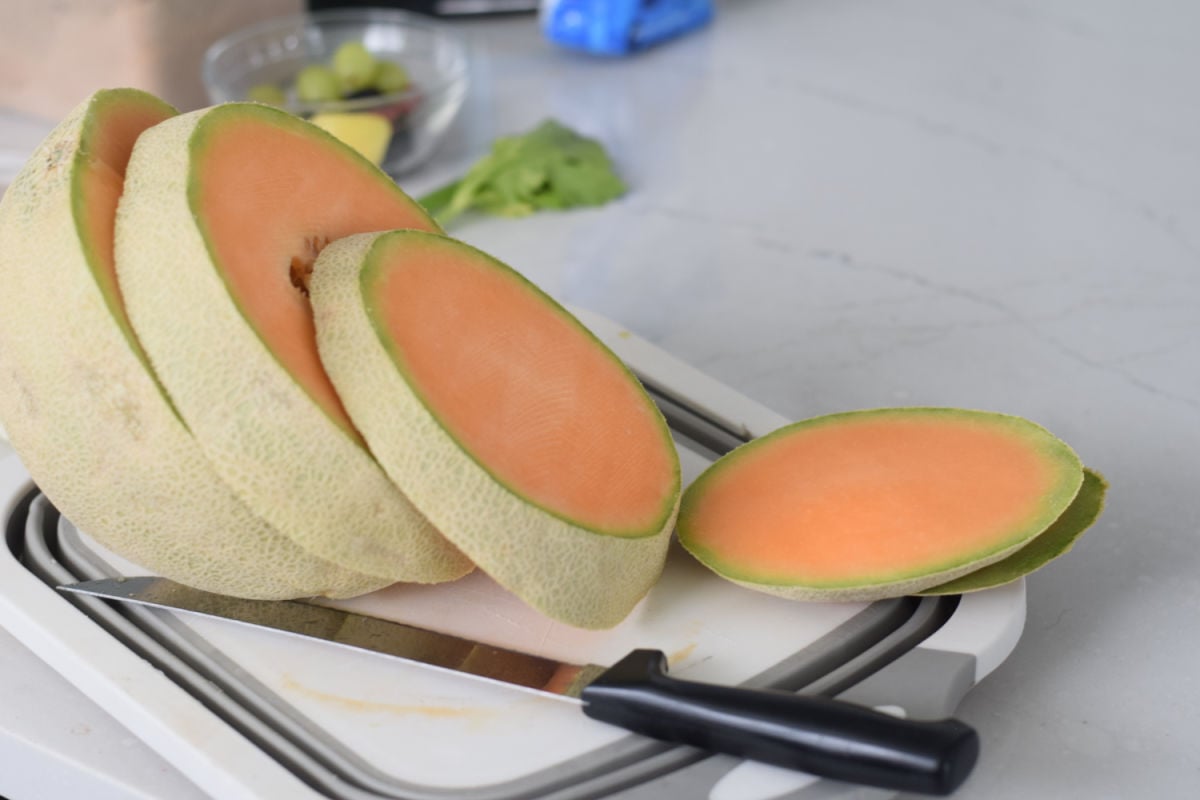 sliced cantaloupe 