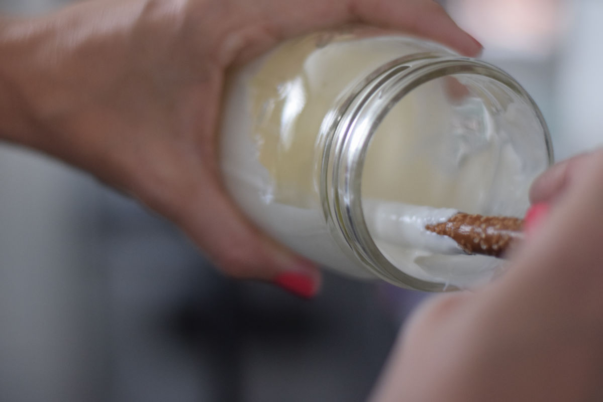 dipping pretzels in chocolate melts 