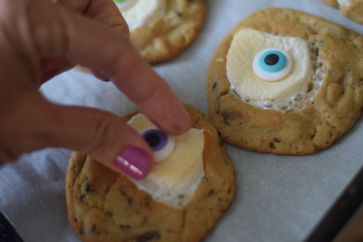 making eyeball cookies 