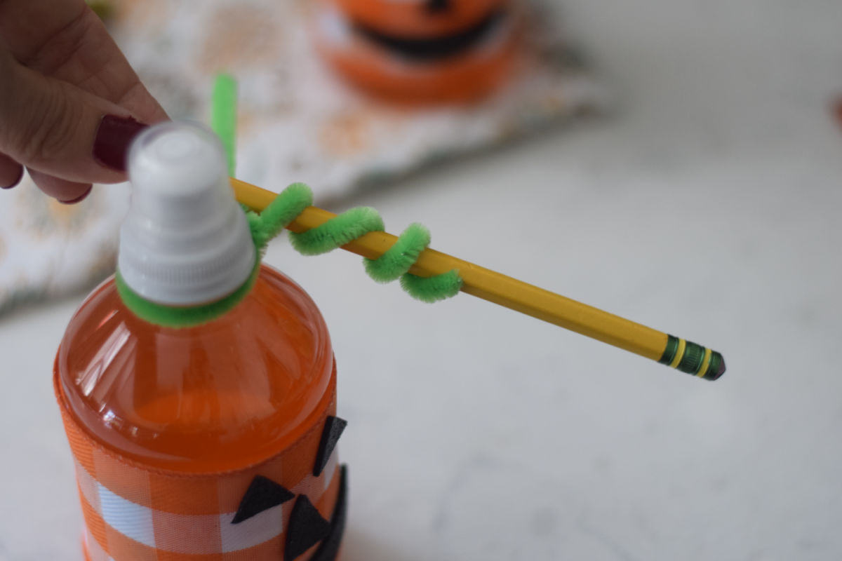 making curly ques from pipe cleaner 