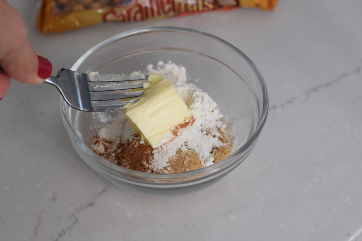 making streusel topping for muffins