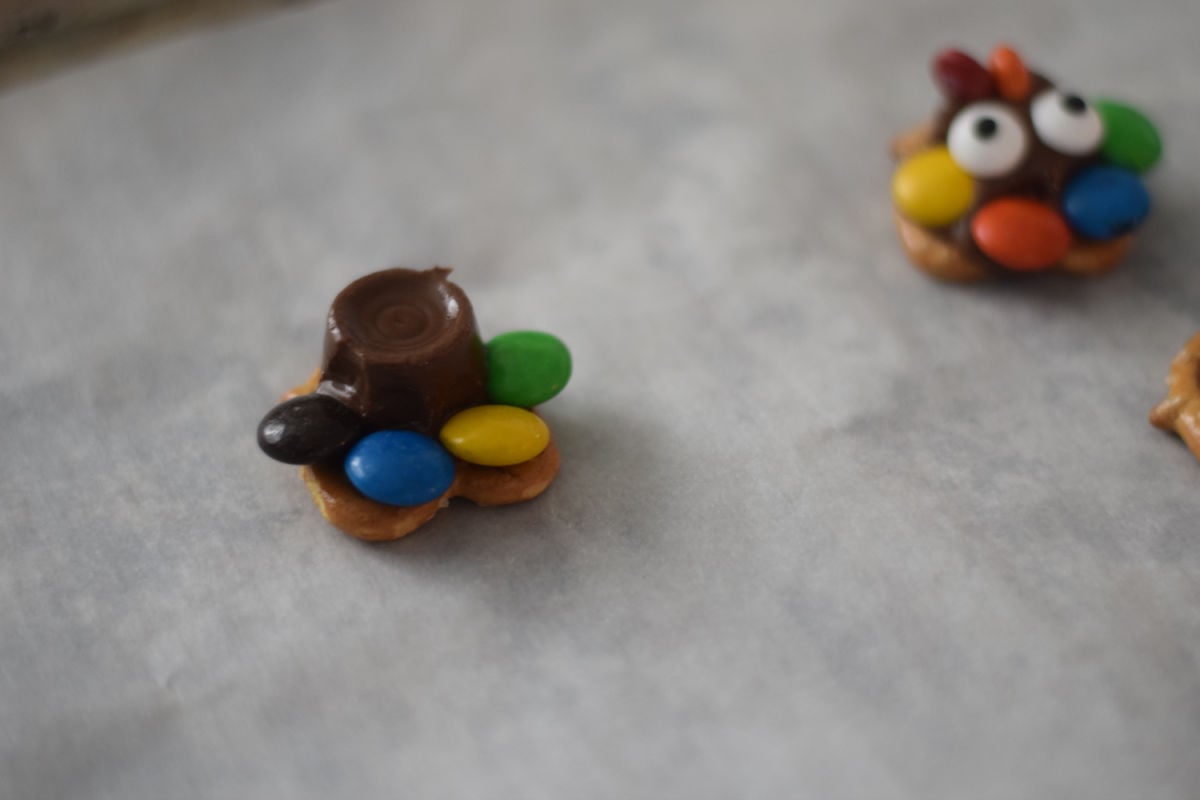 making Rolo turkey pretzels with M&Ms Rolo and pretzel